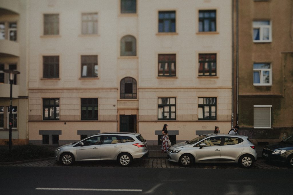 Dieses Hochzeitsfoto ist Teil einer Hochzeitsreportage, die von den Hochzeitsfotografen Tom und Lia aus Potsdam aufgenommen wurde. Es war eine deutsch-italienische Hochzeit, die in Dresden bei wunderschönem Sonnenschein stattfand.