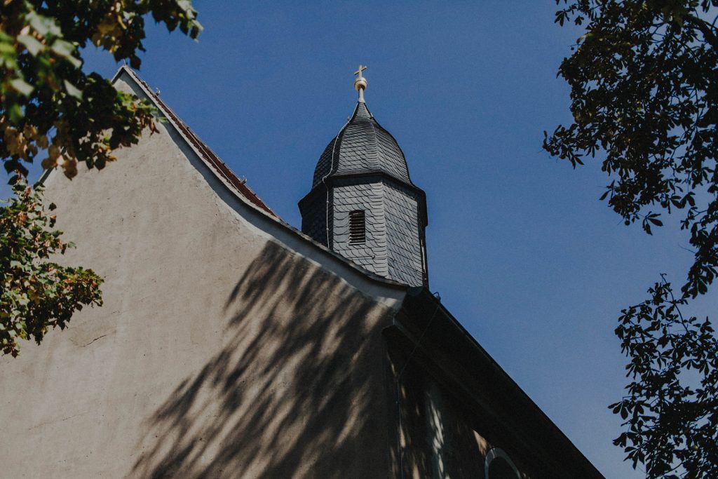 Dieses Hochzeitsfoto ist Teil einer Hochzeitsreportage, die von den Hochzeitsfotografen Tom und Lia aus Potsdam aufgenommen wurde. Es war eine deutsch-italienische Hochzeit, die in Dresden bei wunderschönem Sonnenschein stattfand.