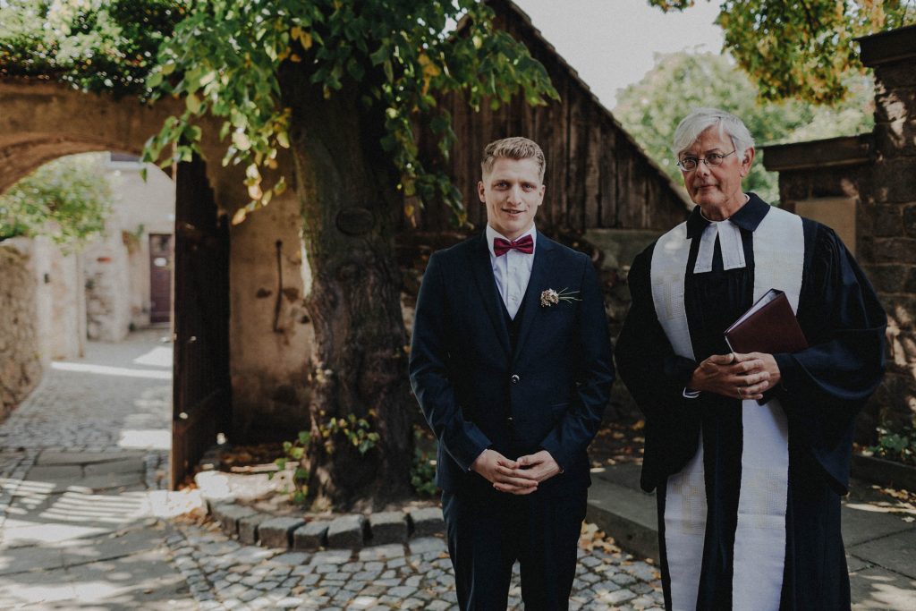 Dieses Hochzeitsfoto ist Teil einer Hochzeitsreportage, die von den Hochzeitsfotografen Tom und Lia aus Potsdam aufgenommen wurde. Es war eine deutsch-italienische Hochzeit, die in Dresden bei wunderschönem Sonnenschein stattfand.