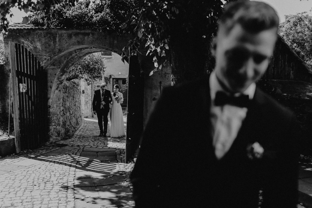 Dieses Hochzeitsfoto ist Teil einer Hochzeitsreportage, die von den Hochzeitsfotografen Tom und Lia aus Potsdam aufgenommen wurde. Es war eine deutsch-italienische Hochzeit, die in Dresden bei wunderschönem Sonnenschein stattfand.