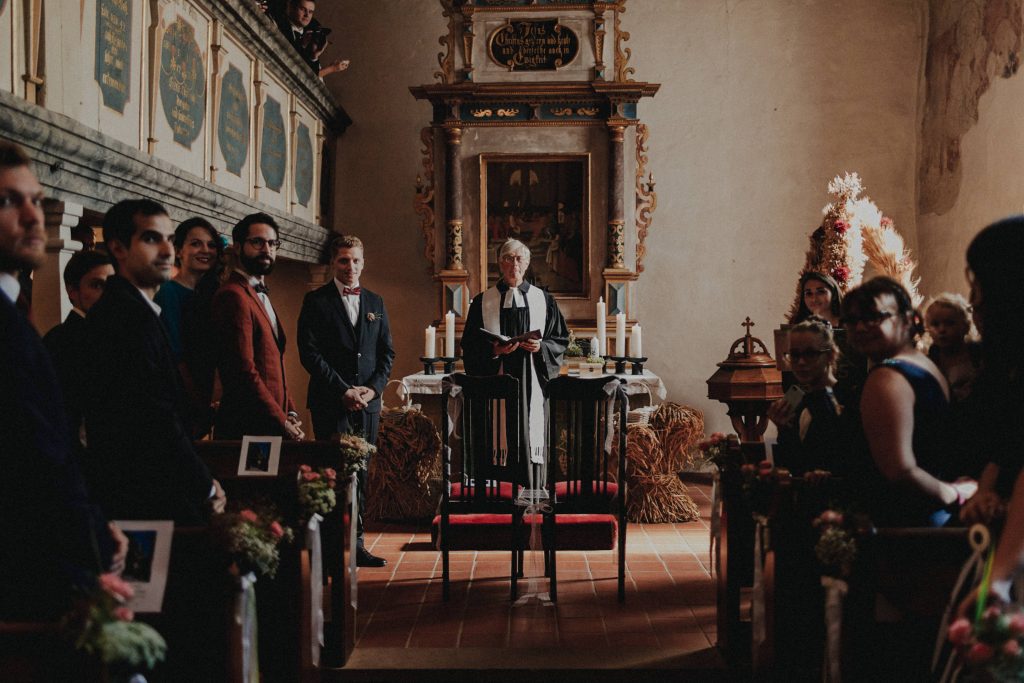 Dieses Hochzeitsfoto ist Teil einer Hochzeitsreportage, die von den Hochzeitsfotografen Tom und Lia aus Potsdam aufgenommen wurde. Es war eine deutsch-italienische Hochzeit, die in Dresden bei wunderschönem Sonnenschein stattfand.