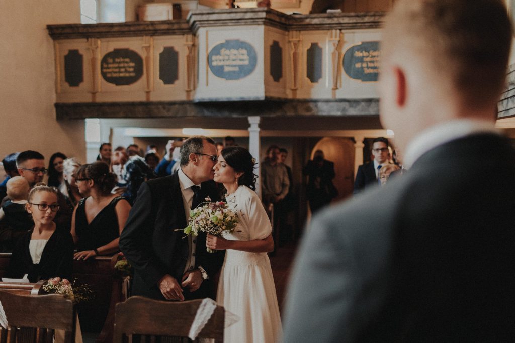 Dieses Hochzeitsfoto ist Teil einer Hochzeitsreportage, die von den Hochzeitsfotografen Tom und Lia aus Potsdam aufgenommen wurde. Es war eine deutsch-italienische Hochzeit, die in Dresden bei wunderschönem Sonnenschein stattfand.