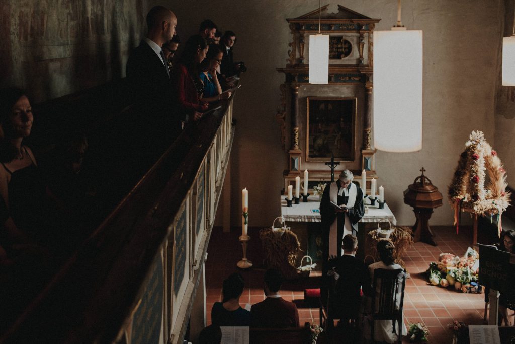 Dieses Hochzeitsfoto ist Teil einer Hochzeitsreportage, die von den Hochzeitsfotografen Tom und Lia aus Potsdam aufgenommen wurde. Es war eine deutsch-italienische Hochzeit, die in Dresden bei wunderschönem Sonnenschein stattfand.