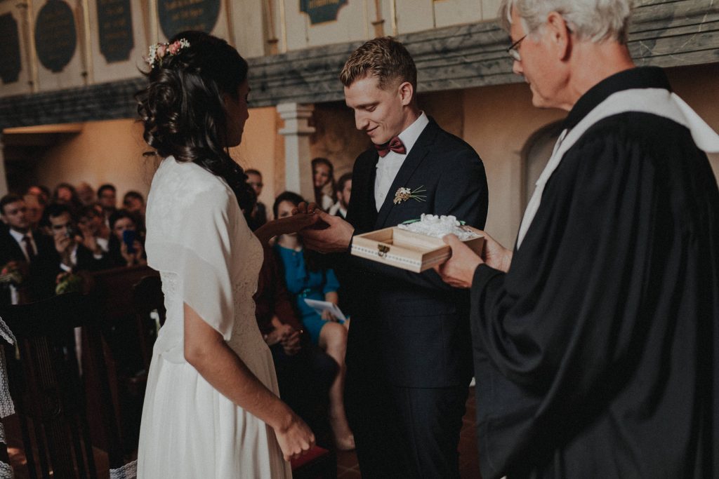 Dieses Hochzeitsfoto ist Teil einer Hochzeitsreportage, die von den Hochzeitsfotografen Tom und Lia aus Potsdam aufgenommen wurde. Es war eine deutsch-italienische Hochzeit, die in Dresden bei wunderschönem Sonnenschein stattfand.