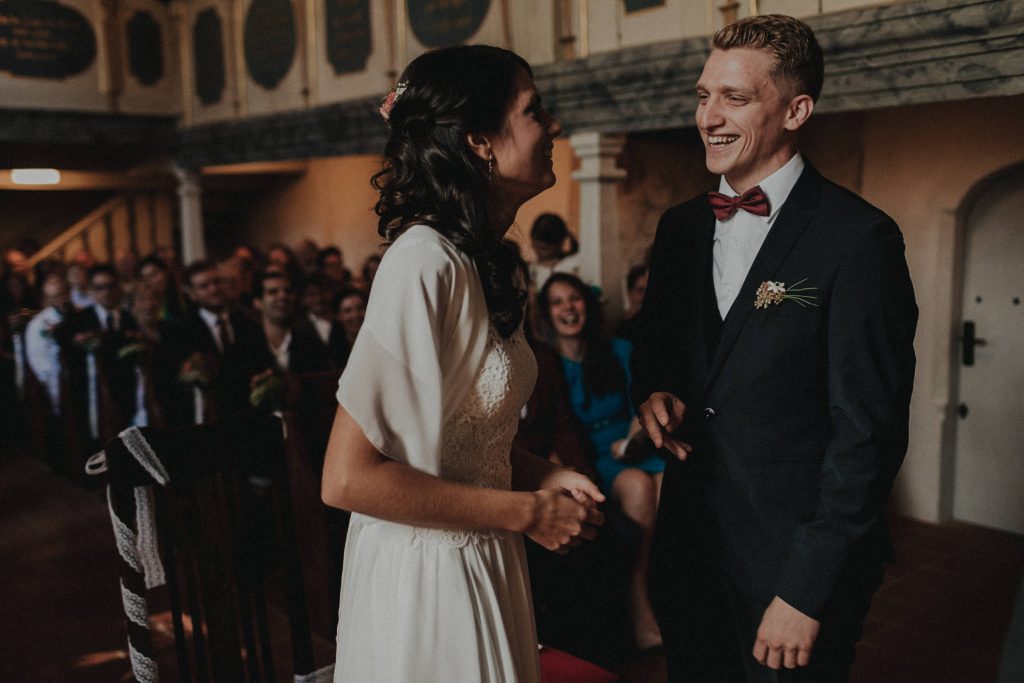 Dieses Hochzeitsfoto ist Teil einer Hochzeitsreportage, die von den Hochzeitsfotografen Tom und Lia aus Potsdam aufgenommen wurde. Es war eine deutsch-italienische Hochzeit, die in Dresden bei wunderschönem Sonnenschein stattfand.