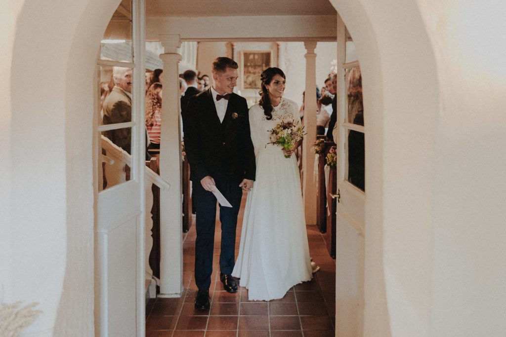 Dieses Hochzeitsfoto ist Teil einer Hochzeitsreportage, die von den Hochzeitsfotografen Tom und Lia aus Potsdam aufgenommen wurde. Es war eine deutsch-italienische Hochzeit, die in Dresden bei wunderschönem Sonnenschein stattfand.