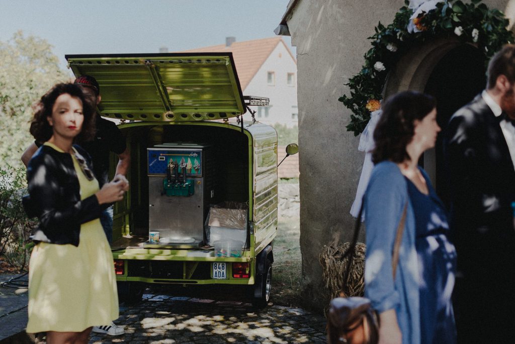 Dieses Hochzeitsfoto ist Teil einer Hochzeitsreportage, die von den Hochzeitsfotografen Tom und Lia aus Potsdam aufgenommen wurde. Es war eine deutsch-italienische Hochzeit, die in Dresden bei wunderschönem Sonnenschein stattfand.