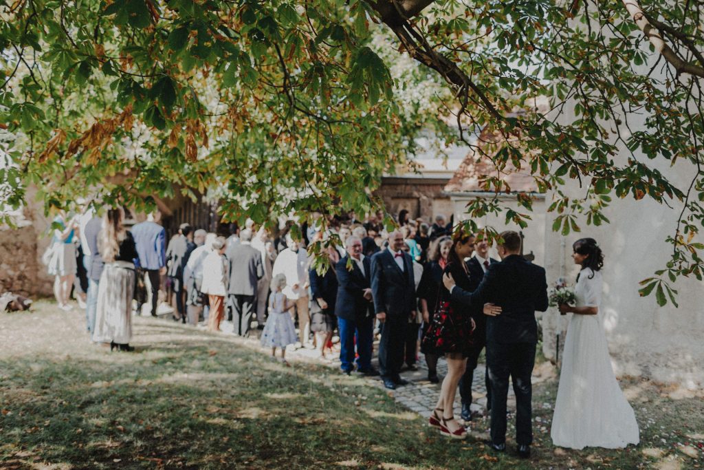 Dieses Hochzeitsfoto ist Teil einer Hochzeitsreportage, die von den Hochzeitsfotografen Tom und Lia aus Potsdam aufgenommen wurde. Es war eine deutsch-italienische Hochzeit, die in Dresden bei wunderschönem Sonnenschein stattfand.