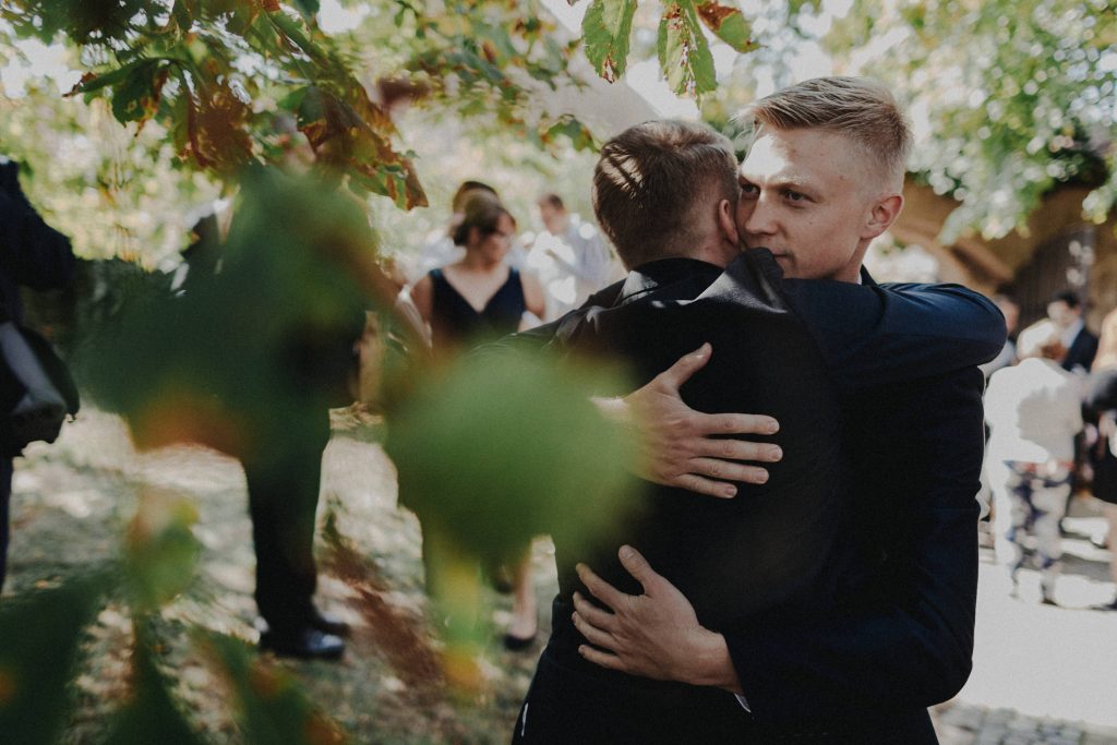 Dieses Hochzeitsfoto ist Teil einer Hochzeitsreportage, die von den Hochzeitsfotografen Tom und Lia aus Potsdam aufgenommen wurde. Es war eine deutsch-italienische Hochzeit, die in Dresden bei wunderschönem Sonnenschein stattfand.