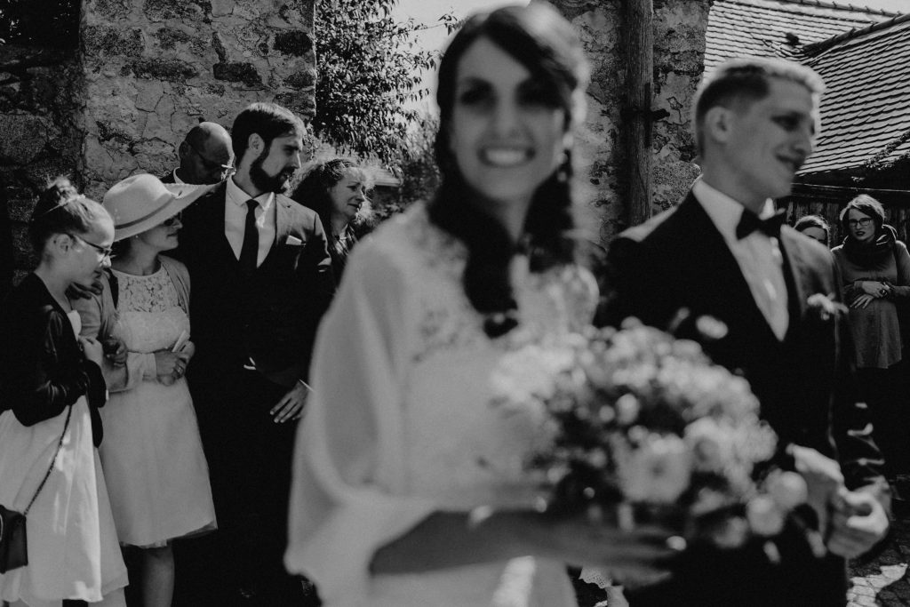 Dieses Hochzeitsfoto ist Teil einer Hochzeitsreportage, die von den Hochzeitsfotografen Tom und Lia aus Potsdam aufgenommen wurde. Es war eine deutsch-italienische Hochzeit, die in Dresden bei wunderschönem Sonnenschein stattfand.