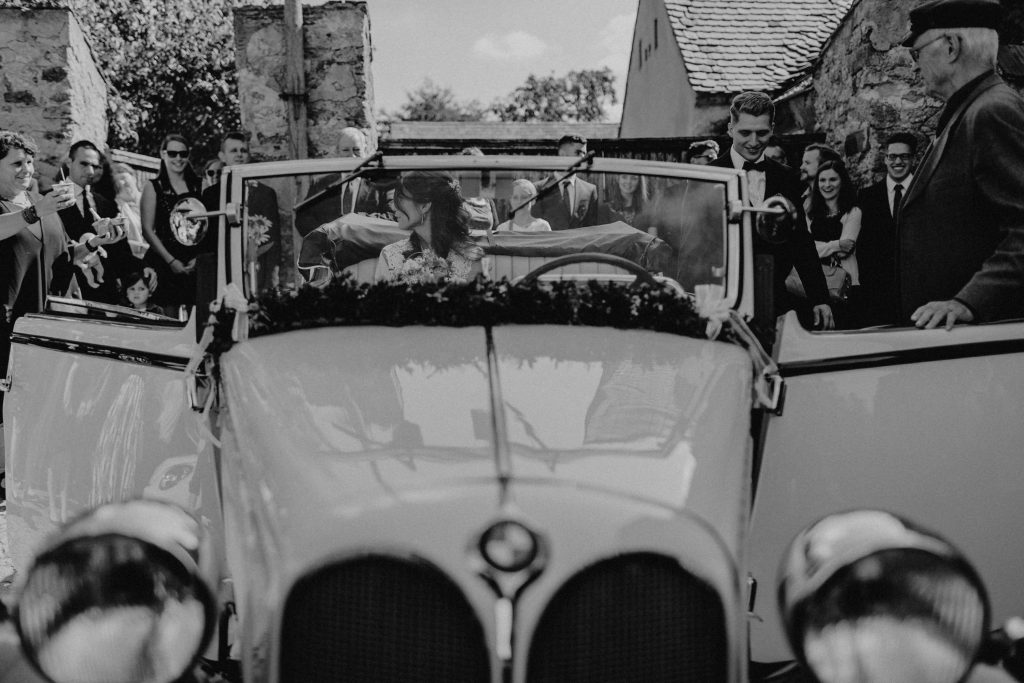 Dieses Hochzeitsfoto ist Teil einer Hochzeitsreportage, die von den Hochzeitsfotografen Tom und Lia aus Potsdam aufgenommen wurde. Es war eine deutsch-italienische Hochzeit, die in Dresden bei wunderschönem Sonnenschein stattfand.