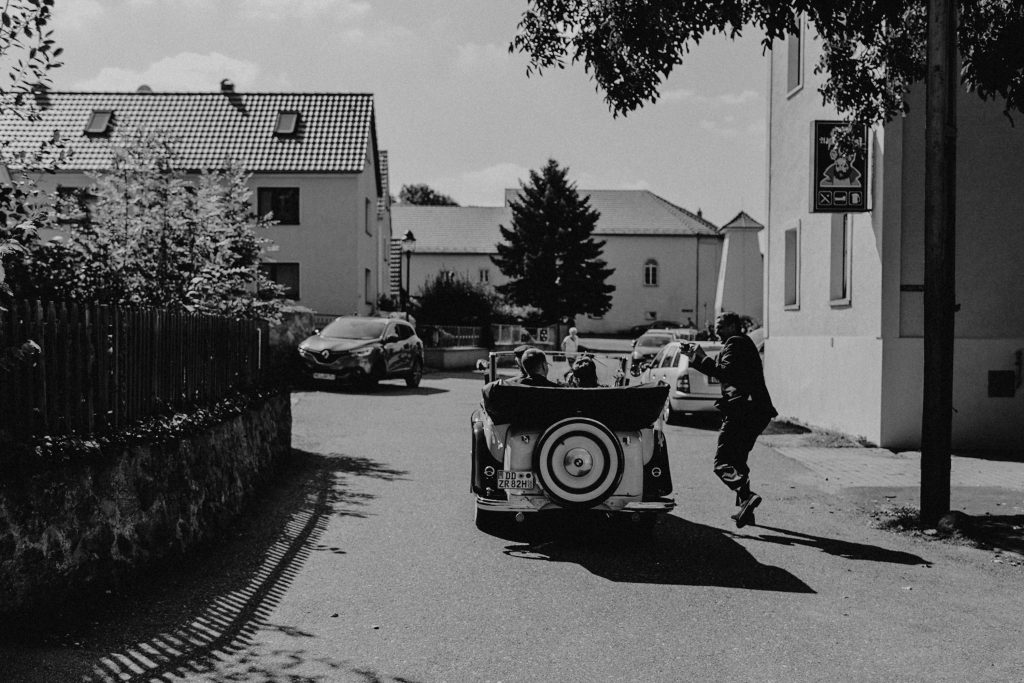 Dieses Hochzeitsfoto ist Teil einer Hochzeitsreportage, die von den Hochzeitsfotografen Tom und Lia aus Potsdam aufgenommen wurde. Es war eine deutsch-italienische Hochzeit, die in Dresden bei wunderschönem Sonnenschein stattfand.