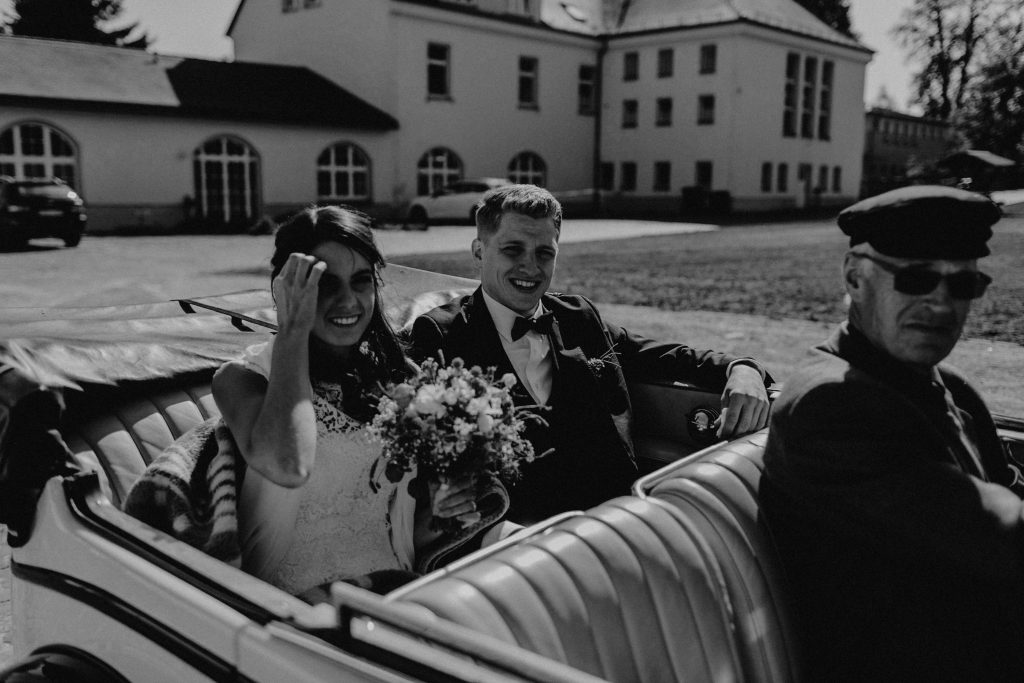 Dieses Hochzeitsfoto ist Teil einer Hochzeitsreportage, die von den Hochzeitsfotografen Tom und Lia aus Potsdam aufgenommen wurde. Es war eine deutsch-italienische Hochzeit, die in Dresden bei wunderschönem Sonnenschein stattfand.