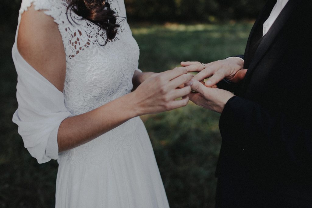 Dieses Hochzeitsfoto ist Teil einer Hochzeitsreportage, die von den Hochzeitsfotografen Tom und Lia aus Potsdam aufgenommen wurde. Es war eine deutsch-italienische Hochzeit, die in Dresden bei wunderschönem Sonnenschein stattfand.