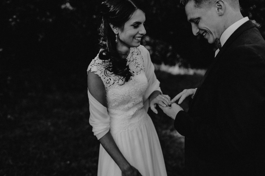 Dieses Hochzeitsfoto ist Teil einer Hochzeitsreportage, die von den Hochzeitsfotografen Tom und Lia aus Potsdam aufgenommen wurde. Es war eine deutsch-italienische Hochzeit, die in Dresden bei wunderschönem Sonnenschein stattfand.