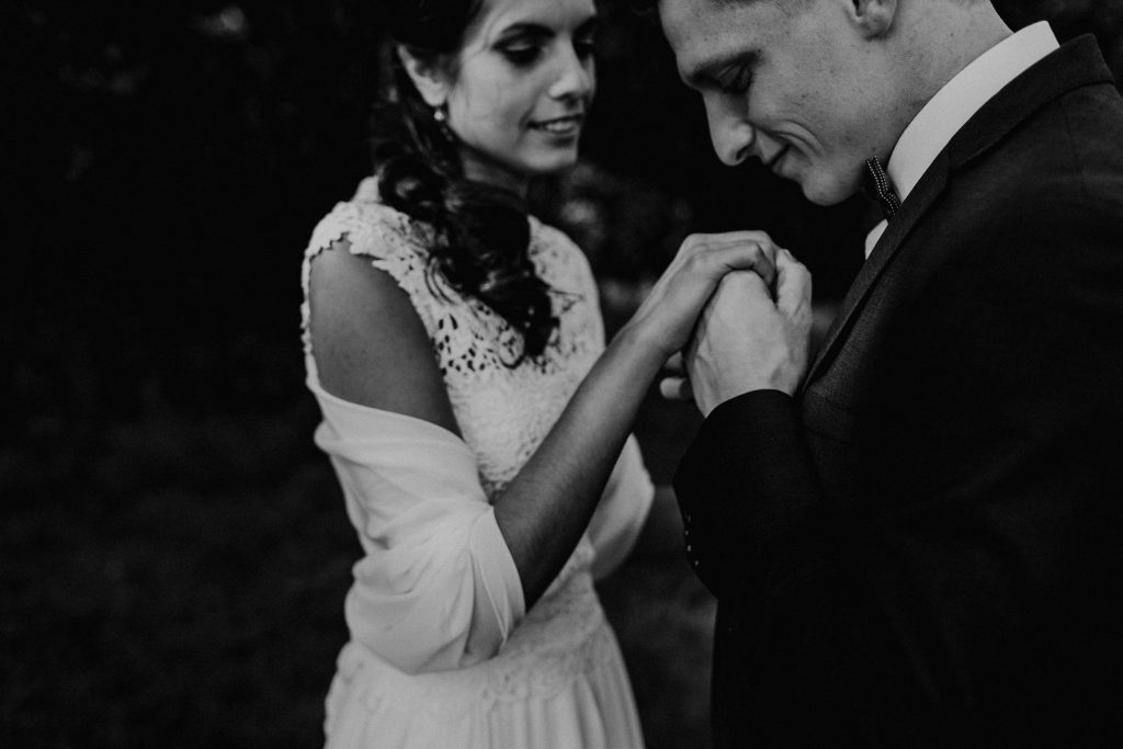 Dieses Hochzeitsfoto ist Teil einer Hochzeitsreportage, die von den Hochzeitsfotografen Tom und Lia aus Potsdam aufgenommen wurde. Es war eine deutsch-italienische Hochzeit, die in Dresden bei wunderschönem Sonnenschein stattfand.