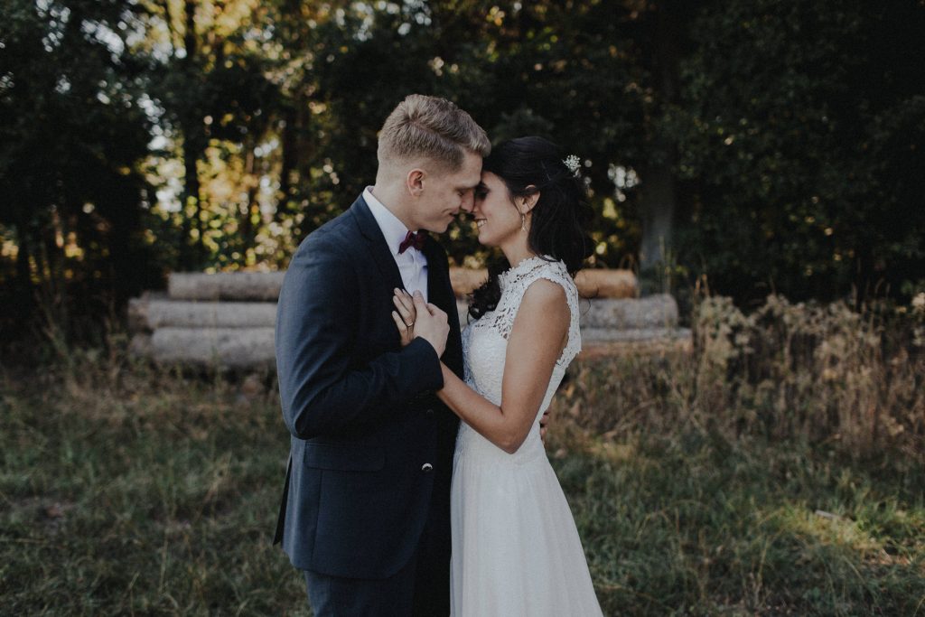 Dieses Hochzeitsfoto ist Teil einer Hochzeitsreportage, die von den Hochzeitsfotografen Tom und Lia aus Potsdam aufgenommen wurde. Es war eine deutsch-italienische Hochzeit, die in Dresden bei wunderschönem Sonnenschein stattfand.