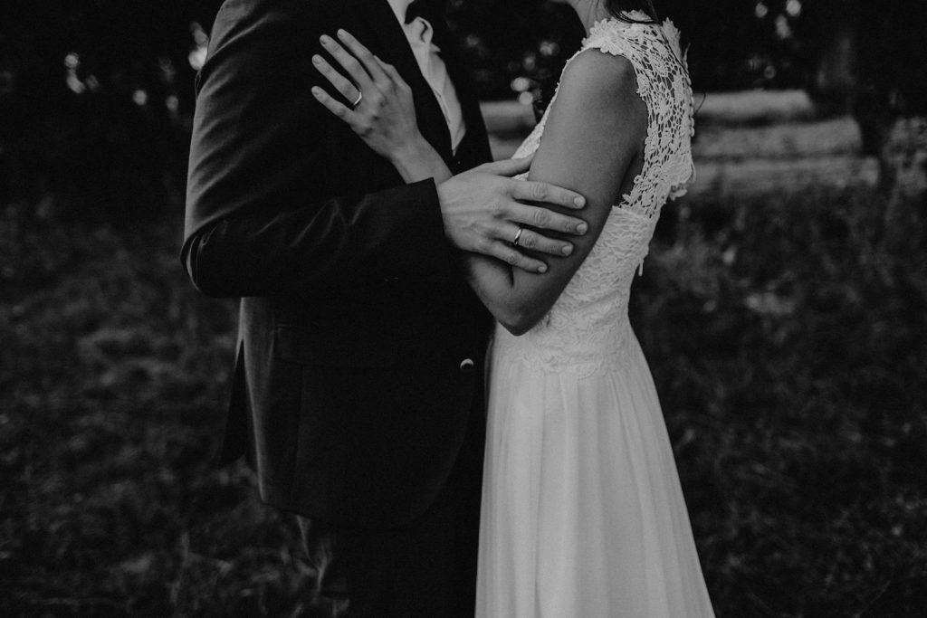 Dieses Hochzeitsfoto ist Teil einer Hochzeitsreportage, die von den Hochzeitsfotografen Tom und Lia aus Potsdam aufgenommen wurde. Es war eine deutsch-italienische Hochzeit, die in Dresden bei wunderschönem Sonnenschein stattfand.