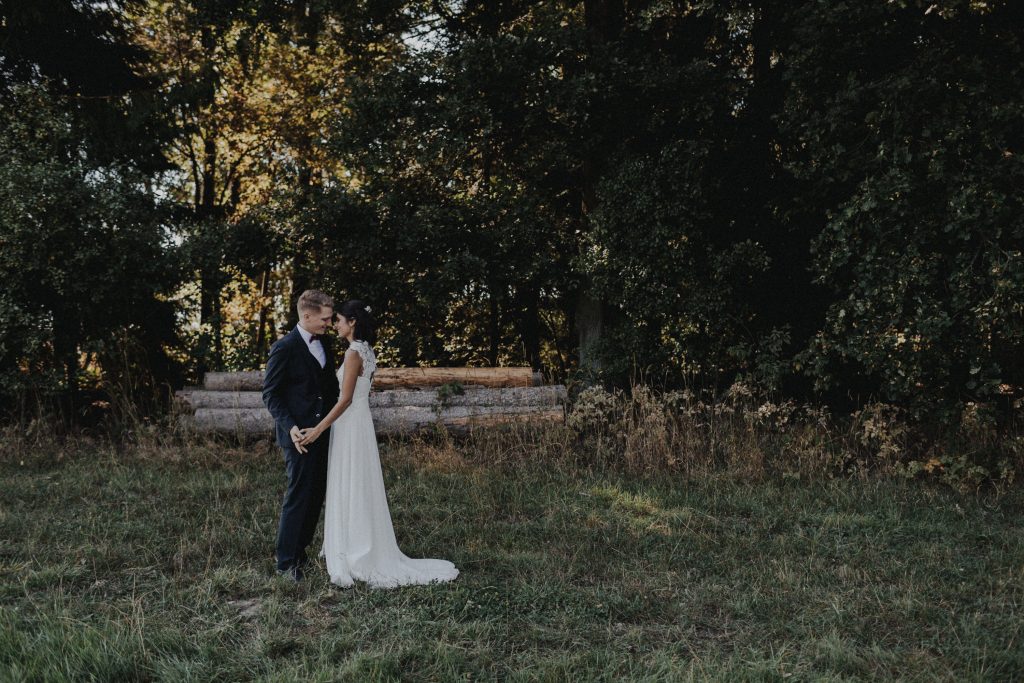 Dieses Hochzeitsfoto ist Teil einer Hochzeitsreportage, die von den Hochzeitsfotografen Tom und Lia aus Potsdam aufgenommen wurde. Es war eine deutsch-italienische Hochzeit, die in Dresden bei wunderschönem Sonnenschein stattfand.