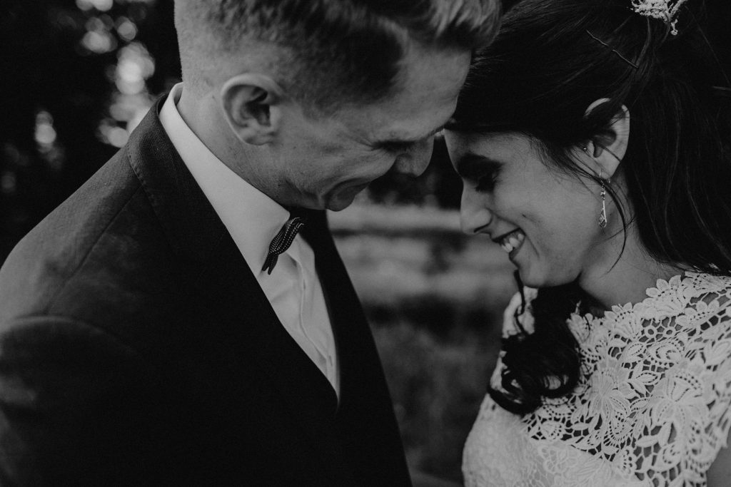 Dieses Hochzeitsfoto ist Teil einer Hochzeitsreportage, die von den Hochzeitsfotografen Tom und Lia aus Potsdam aufgenommen wurde. Es war eine deutsch-italienische Hochzeit, die in Dresden bei wunderschönem Sonnenschein stattfand.