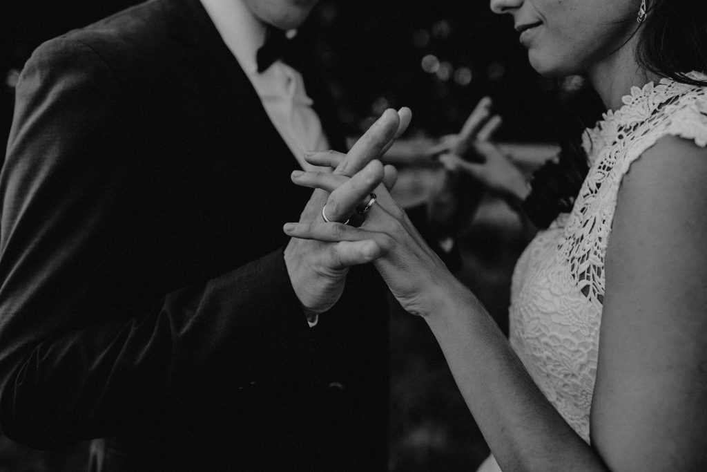 Dieses Hochzeitsfoto ist Teil einer Hochzeitsreportage, die von den Hochzeitsfotografen Tom und Lia aus Potsdam aufgenommen wurde. Es war eine deutsch-italienische Hochzeit, die in Dresden bei wunderschönem Sonnenschein stattfand.