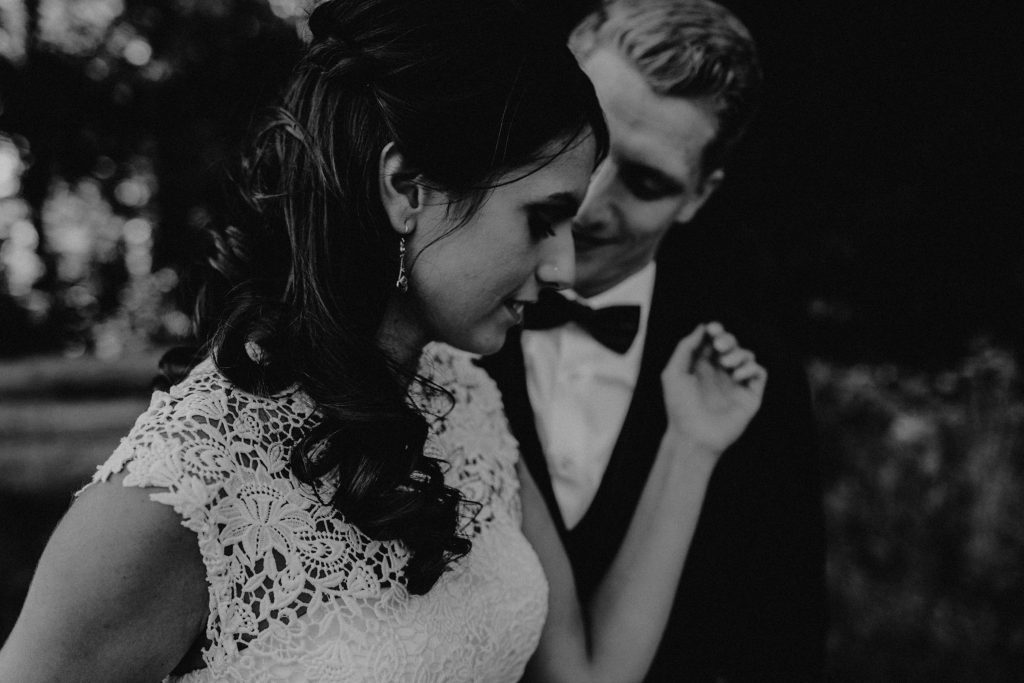 Dieses Hochzeitsfoto ist Teil einer Hochzeitsreportage, die von den Hochzeitsfotografen Tom und Lia aus Potsdam aufgenommen wurde. Es war eine deutsch-italienische Hochzeit, die in Dresden bei wunderschönem Sonnenschein stattfand.