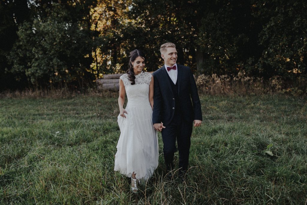Dieses Hochzeitsfoto ist Teil einer Hochzeitsreportage, die von den Hochzeitsfotografen Tom und Lia aus Potsdam aufgenommen wurde. Es war eine deutsch-italienische Hochzeit, die in Dresden bei wunderschönem Sonnenschein stattfand.