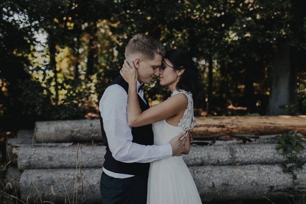 Dieses Hochzeitsfoto ist Teil einer Hochzeitsreportage, die von den Hochzeitsfotografen Tom und Lia aus Potsdam aufgenommen wurde. Es war eine deutsch-italienische Hochzeit, die in Dresden bei wunderschönem Sonnenschein stattfand.