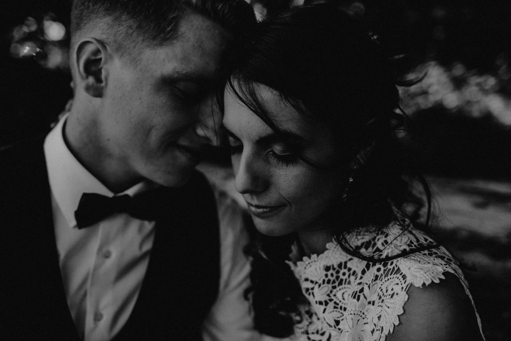 Dieses Hochzeitsfoto ist Teil einer Hochzeitsreportage, die von den Hochzeitsfotografen Tom und Lia aus Potsdam aufgenommen wurde. Es war eine deutsch-italienische Hochzeit, die in Dresden bei wunderschönem Sonnenschein stattfand.