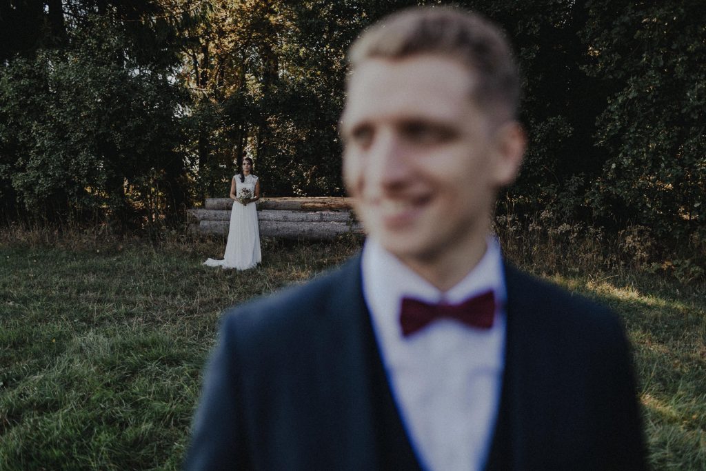 Dieses Hochzeitsfoto ist Teil einer Hochzeitsreportage, die von den Hochzeitsfotografen Tom und Lia aus Potsdam aufgenommen wurde. Es war eine deutsch-italienische Hochzeit, die in Dresden bei wunderschönem Sonnenschein stattfand.