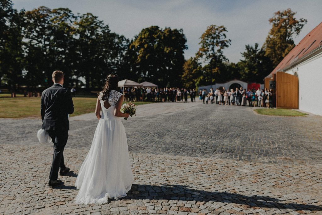 Dieses Hochzeitsfoto ist Teil einer Hochzeitsreportage, die von den Hochzeitsfotografen Tom und Lia aus Potsdam aufgenommen wurde. Es war eine deutsch-italienische Hochzeit, die in Dresden bei wunderschönem Sonnenschein stattfand.