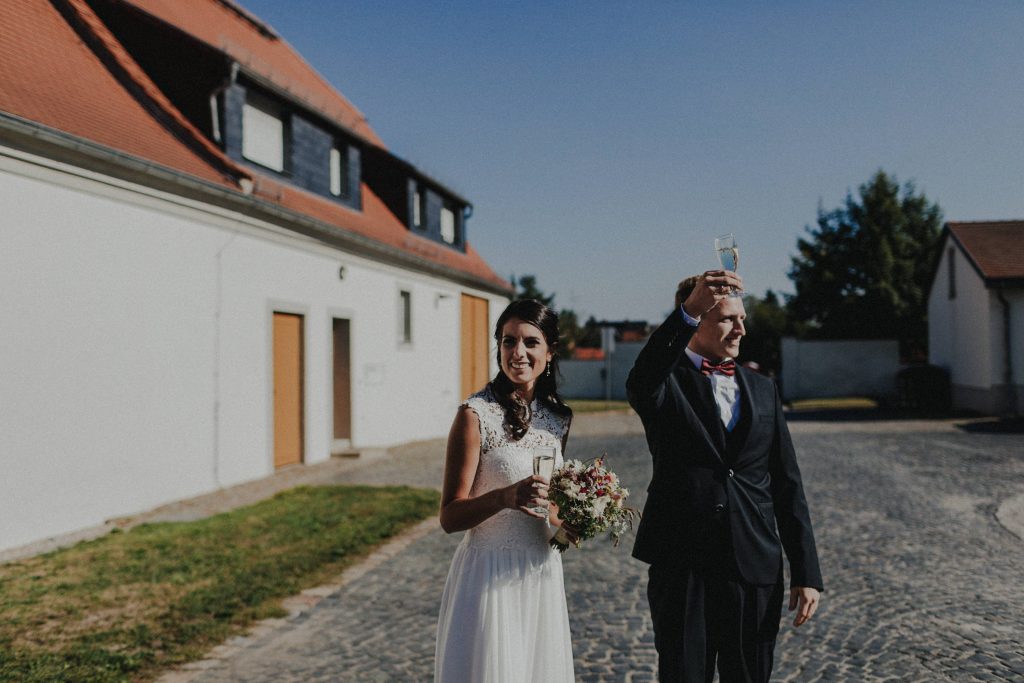 Dieses Hochzeitsfoto ist Teil einer Hochzeitsreportage, die von den Hochzeitsfotografen Tom und Lia aus Potsdam aufgenommen wurde. Es war eine deutsch-italienische Hochzeit, die in Dresden bei wunderschönem Sonnenschein stattfand.