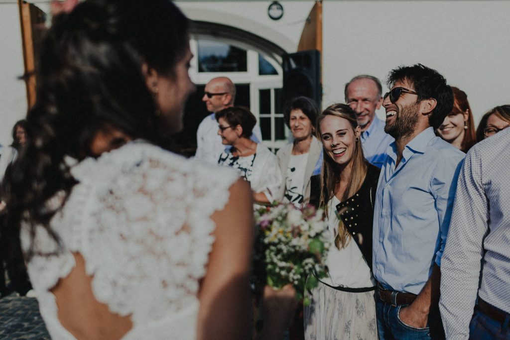 Dieses Hochzeitsfoto ist Teil einer Hochzeitsreportage, die von den Hochzeitsfotografen Tom und Lia aus Potsdam aufgenommen wurde. Es war eine deutsch-italienische Hochzeit, die in Dresden bei wunderschönem Sonnenschein stattfand.