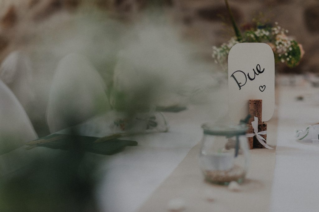 Dieses Hochzeitsfoto ist Teil einer Hochzeitsreportage, die von den Hochzeitsfotografen Tom und Lia aus Potsdam aufgenommen wurde. Es war eine deutsch-italienische Hochzeit, die in Dresden bei wunderschönem Sonnenschein stattfand.