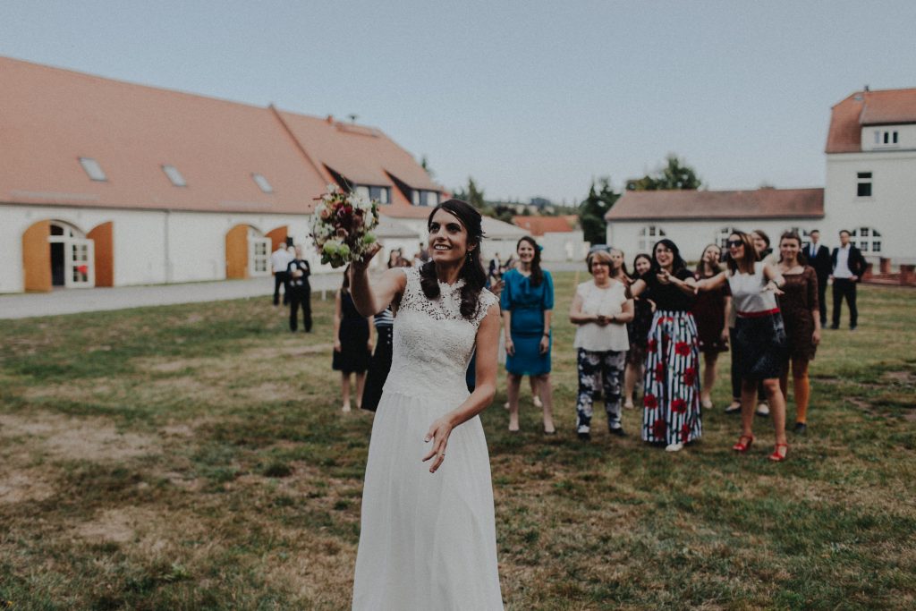 Dieses Hochzeitsfoto ist Teil einer Hochzeitsreportage, die von den Hochzeitsfotografen Tom und Lia aus Potsdam aufgenommen wurde. Es war eine deutsch-italienische Hochzeit, die in Dresden bei wunderschönem Sonnenschein stattfand.