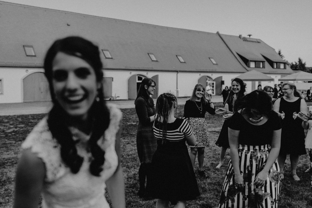 Dieses Hochzeitsfoto ist Teil einer Hochzeitsreportage, die von den Hochzeitsfotografen Tom und Lia aus Potsdam aufgenommen wurde. Es war eine deutsch-italienische Hochzeit, die in Dresden bei wunderschönem Sonnenschein stattfand.