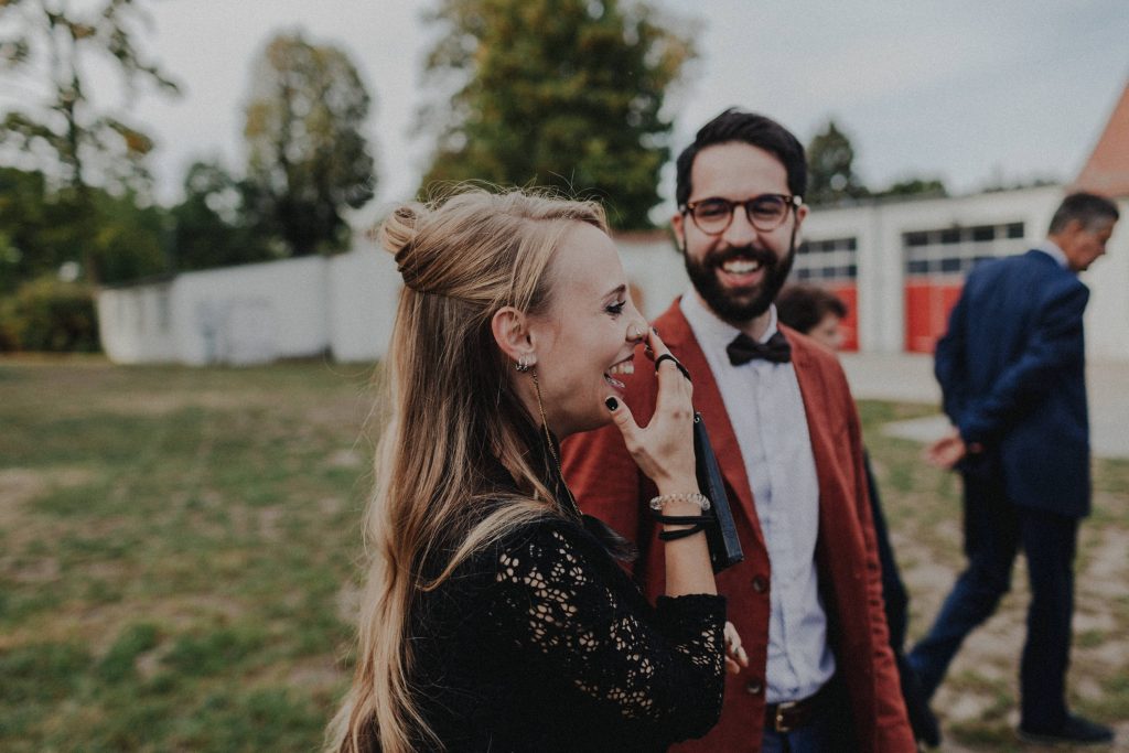 Dieses Hochzeitsfoto ist Teil einer Hochzeitsreportage, die von den Hochzeitsfotografen Tom und Lia aus Potsdam aufgenommen wurde. Es war eine deutsch-italienische Hochzeit, die in Dresden bei wunderschönem Sonnenschein stattfand.