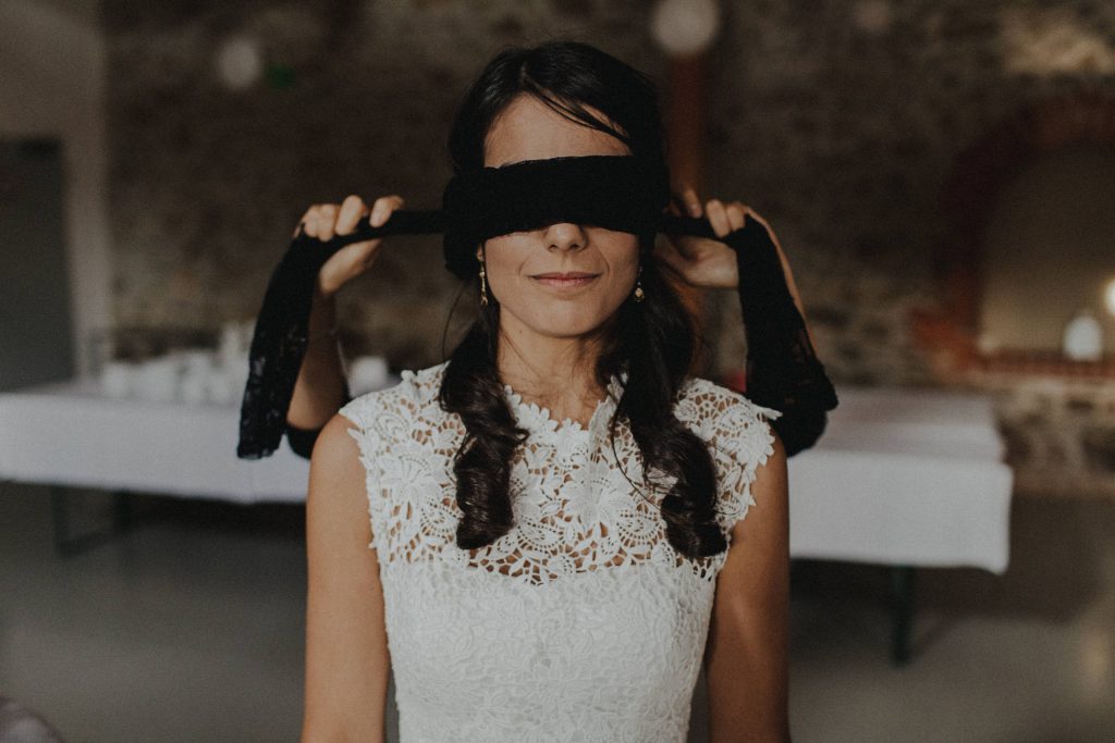 Dieses Hochzeitsfoto ist Teil einer Hochzeitsreportage, die von den Hochzeitsfotografen Tom und Lia aus Potsdam aufgenommen wurde. Es war eine deutsch-italienische Hochzeit, die in Dresden bei wunderschönem Sonnenschein stattfand.