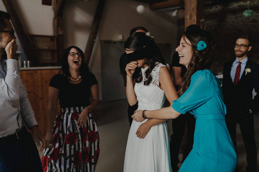 Dieses Hochzeitsfoto ist Teil einer Hochzeitsreportage, die von den Hochzeitsfotografen Tom und Lia aus Potsdam aufgenommen wurde. Es war eine deutsch-italienische Hochzeit, die in Dresden bei wunderschönem Sonnenschein stattfand.