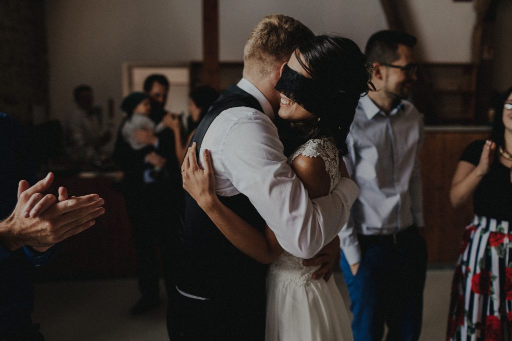 Dieses Hochzeitsfoto ist Teil einer Hochzeitsreportage, die von den Hochzeitsfotografen Tom und Lia aus Potsdam aufgenommen wurde. Es war eine deutsch-italienische Hochzeit, die in Dresden bei wunderschönem Sonnenschein stattfand.