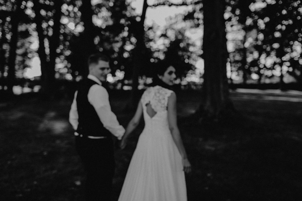 Dieses Hochzeitsfoto ist Teil einer Hochzeitsreportage, die von den Hochzeitsfotografen Tom und Lia aus Potsdam aufgenommen wurde. Es war eine deutsch-italienische Hochzeit, die in Dresden bei wunderschönem Sonnenschein stattfand.