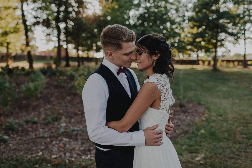 Dieses Hochzeitsfoto ist Teil einer Hochzeitsreportage, die von den Hochzeitsfotografen Tom und Lia aus Potsdam aufgenommen wurde. Es war eine deutsch-italienische Hochzeit, die in Dresden bei wunderschönem Sonnenschein stattfand.