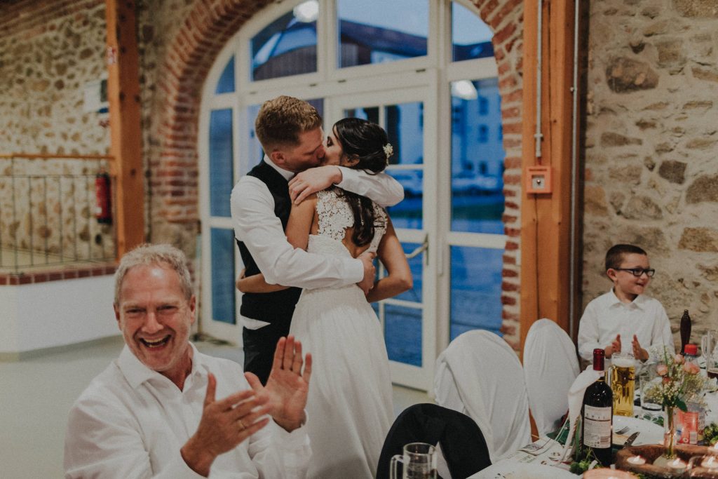 Dieses Hochzeitsfoto ist Teil einer Hochzeitsreportage, die von den Hochzeitsfotografen Tom und Lia aus Potsdam aufgenommen wurde. Es war eine deutsch-italienische Hochzeit, die in Dresden bei wunderschönem Sonnenschein stattfand.