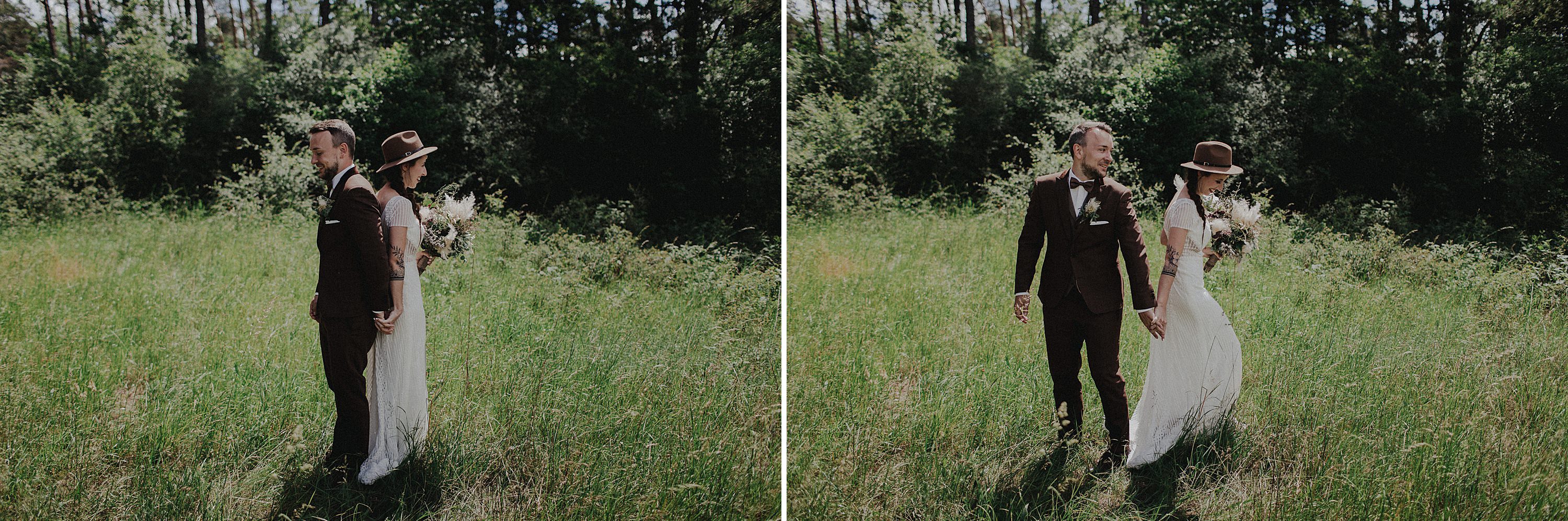 Dieses Foto ist Teil einer Hochzeitsreportage, die von den Hochzeitsfotografen Tom und Lia aus Potsdam aufgenommen wurde. Zu sehen ist das Brautpaar während des Brautpaar-Shootings in einem satt grünem Feld bei strahlendem Sonnenschein.