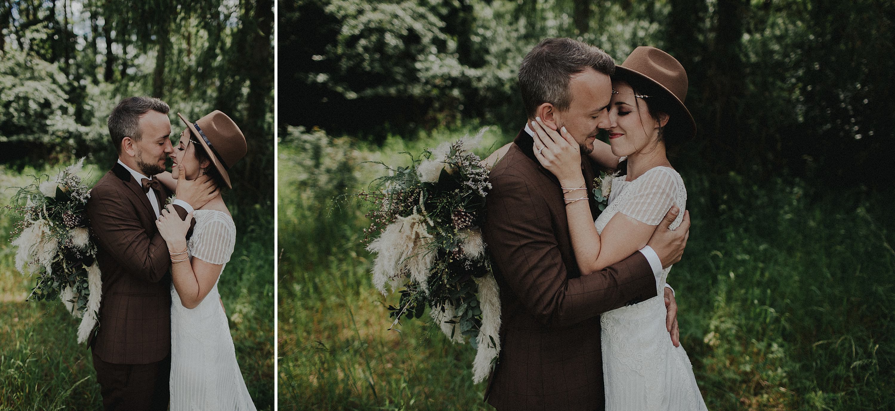 Dieses Foto ist Teil einer Hochzeitsreportage, die von den Hochzeitsfotografen Tom und Lia aus Potsdam aufgenommen wurde. Zu sehen ist das Brautpaar während des Brautpaar-Shootings in einem satt grünem Feld bei strahlendem Sonnenschein.