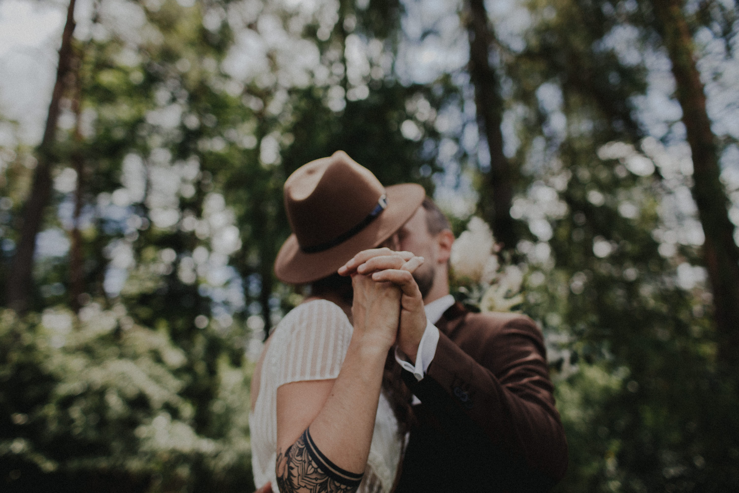 Dieses Foto ist Teil einer Hochzeitsreportage, die von den Hochzeitsfotografen Tom und Lia aus Potsdam aufgenommen wurde. Zu sehen ist das Brautpaar während des Brautpaar-Shootings in einem satt grünem Feld bei strahlendem Sonnenschein.