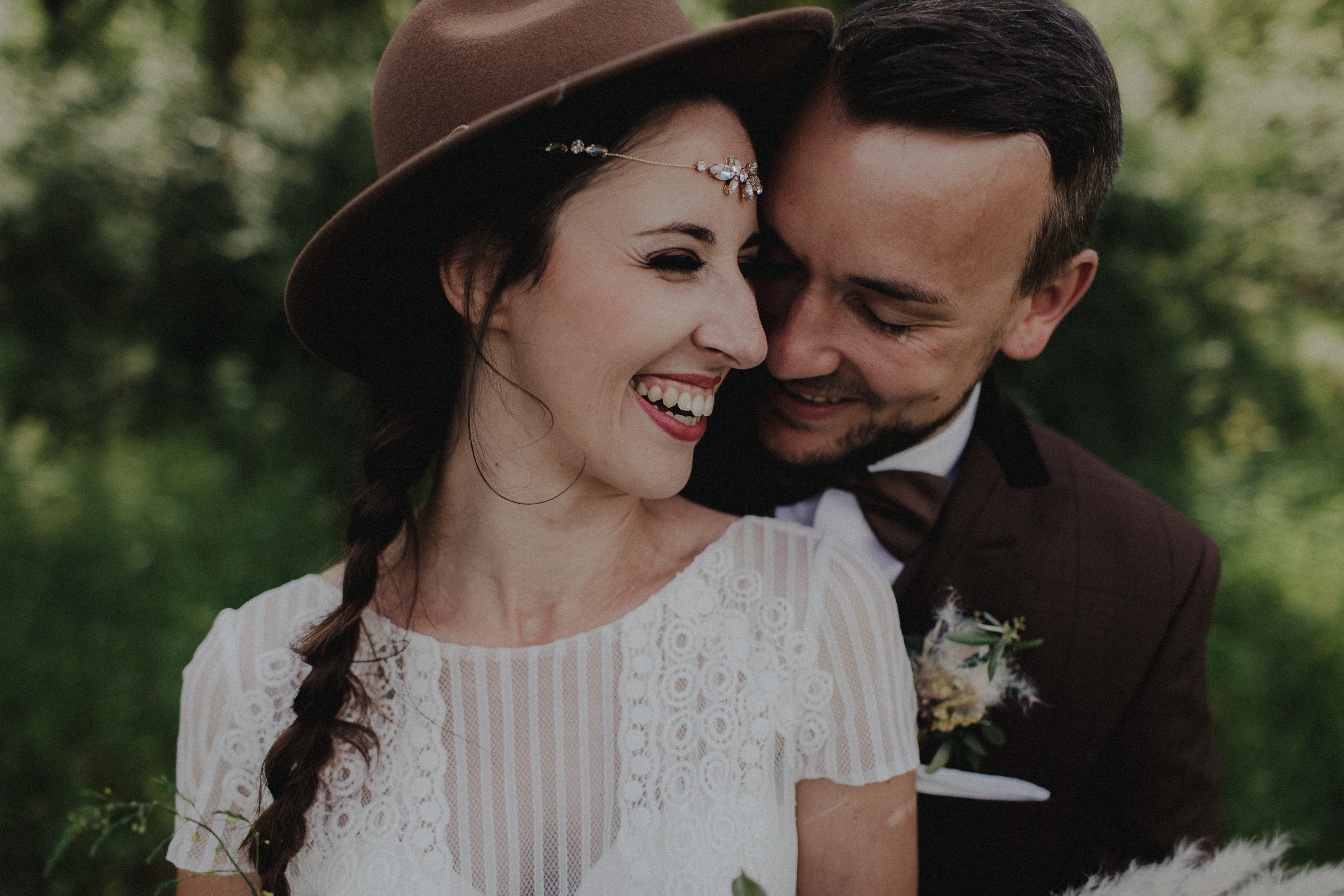 Dieses Foto ist Teil einer Hochzeitsreportage, die von den Hochzeitsfotografen Tom und Lia aus Potsdam aufgenommen wurde. Zu sehen ist das Brautpaar während des Brautpaar-Shootings in einem satt grünem Feld bei strahlendem Sonnenschein.