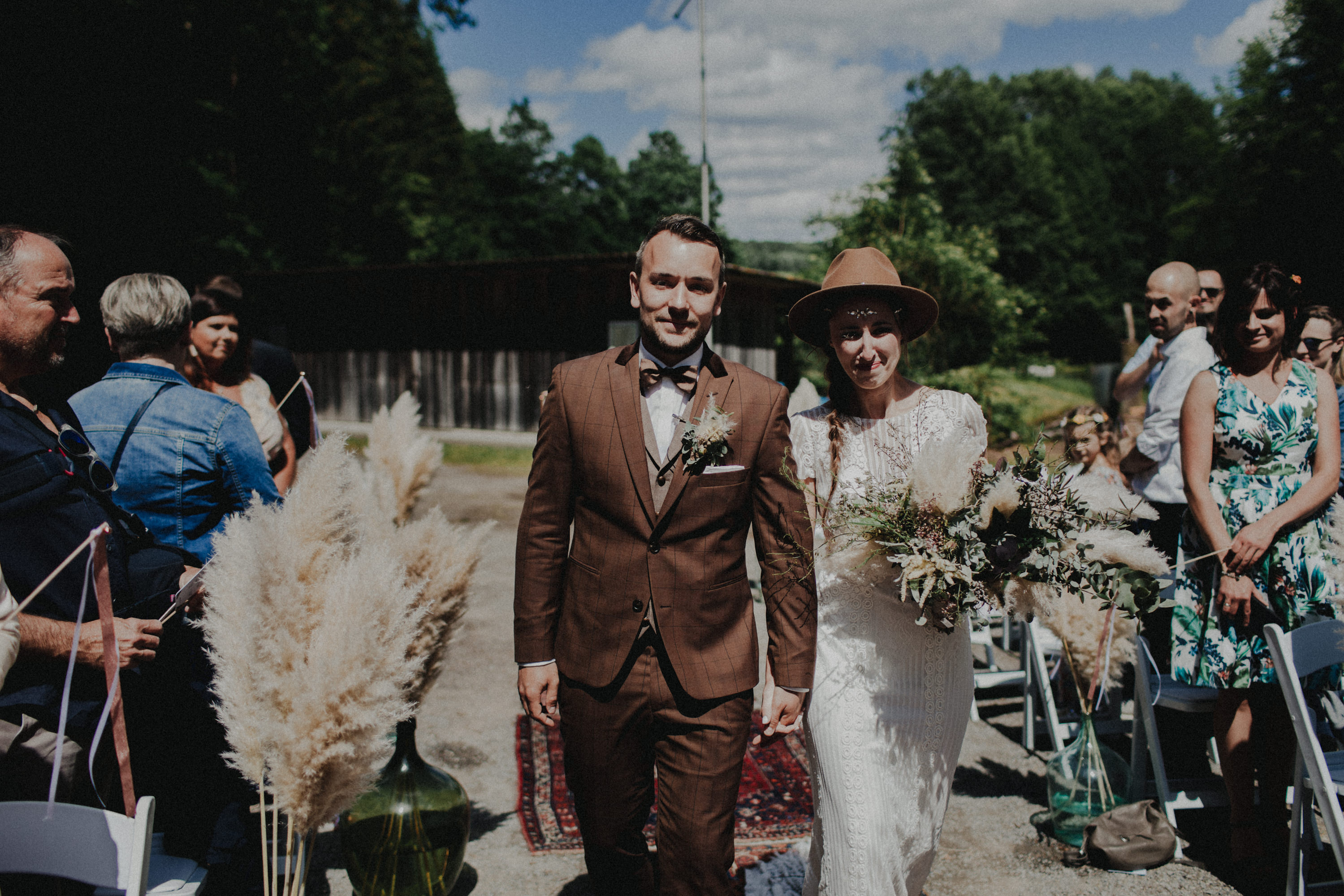 Das Foto ist Teil einer Hochzeitsreportage, das von den Hochzeitsfotografen Tom und Lia aus Potsdam aufgenommen wurde. Zu sehen  ist das Brautpaar, das sich in bad Neustadt an der Saale trauen lässt. 2019, Sommer.