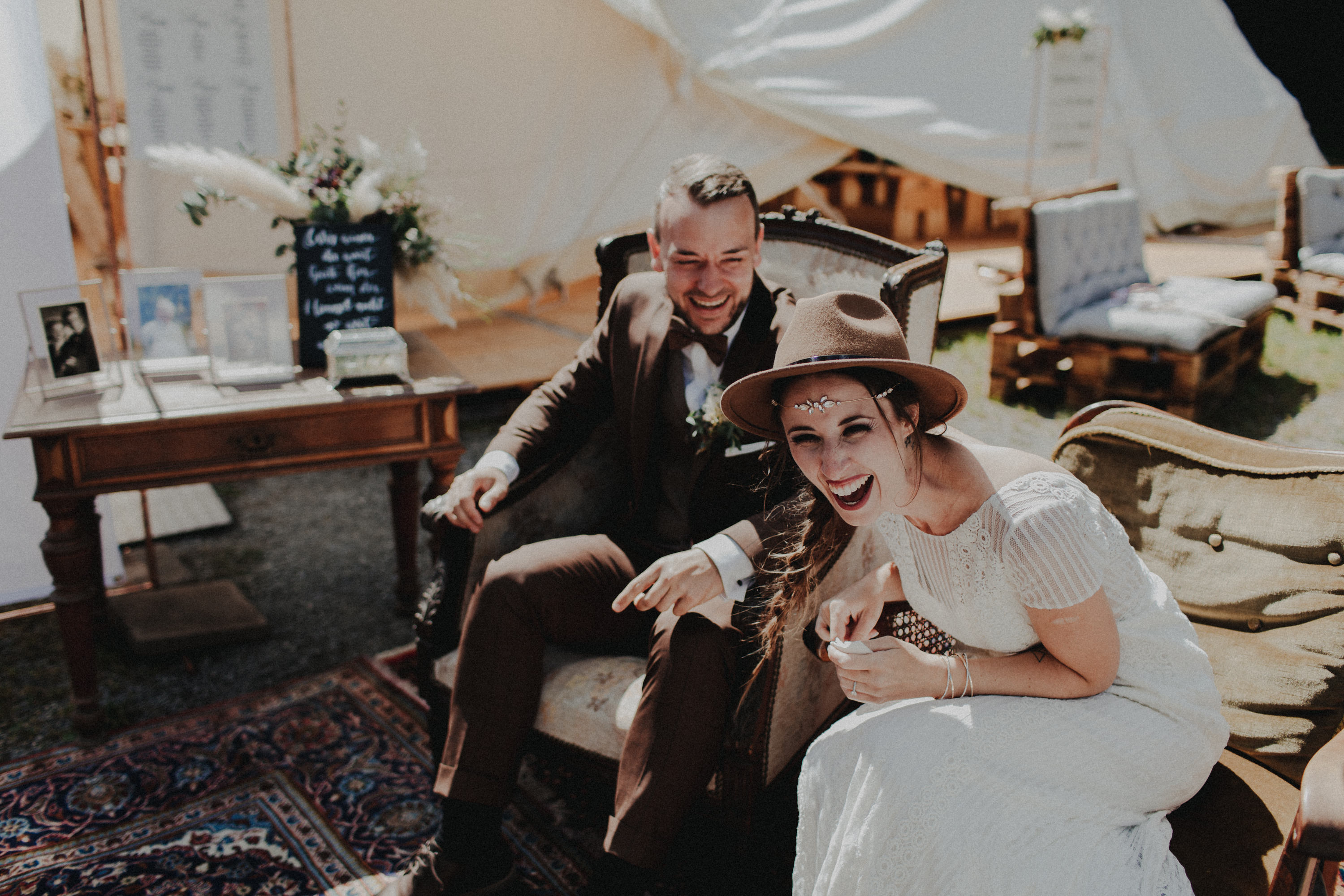 Das Foto ist Teil einer Hochzeitsreportage, das von den Hochzeitsfotografen Tom und Lia aus Potsdam aufgenommen wurde. Zu sehen  ist das Brautpaar, das sich in bad Neustadt an der Saale trauen lässt. 2019, Sommer.