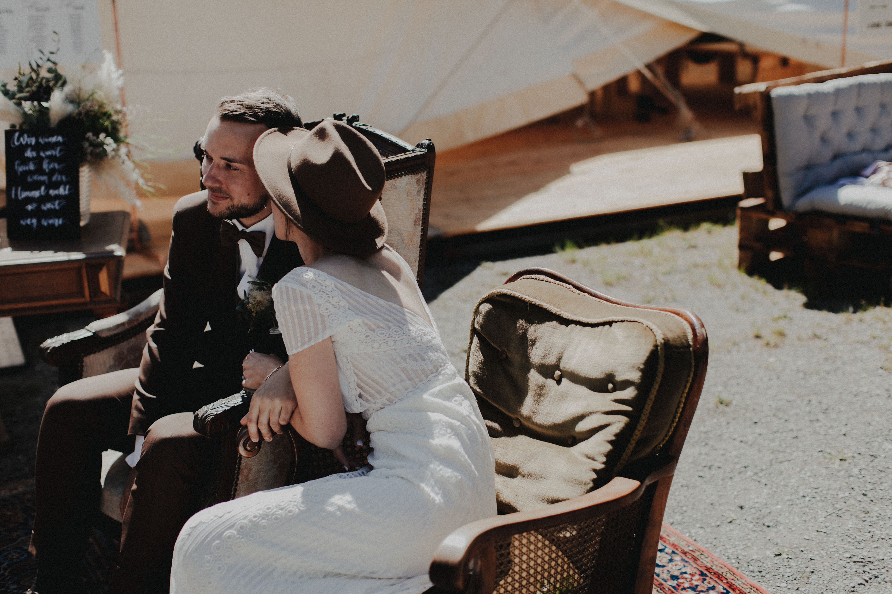 Das Foto ist Teil einer Hochzeitsreportage, das von den Hochzeitsfotografen Tom und Lia aus Potsdam aufgenommen wurde. Zu sehen  ist das Brautpaar, das sich in bad Neustadt an der Saale trauen lässt. 2019, Sommer.